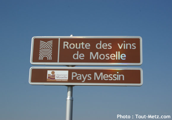 Le Panneau qui signale qu'on entre sur la Route des Vins du pays messin à Fey - Photo : Tout-Metz.com