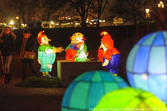 La balade du sentier des lanternes de Noël plonge petits et grands dans un univers coloré, au coeur de la ville de Metz qui constitue un élément à part entière de la magie du moment.