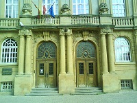 Façade du lycée Georges de la Tour, site de la place Maud'Huy