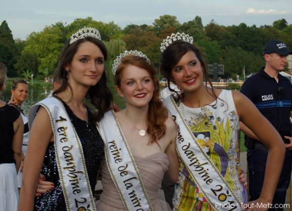 Julie, Reine de la mirabelle 2011 (au centre) et ses dauphines Caroline (à gauche) et Marion