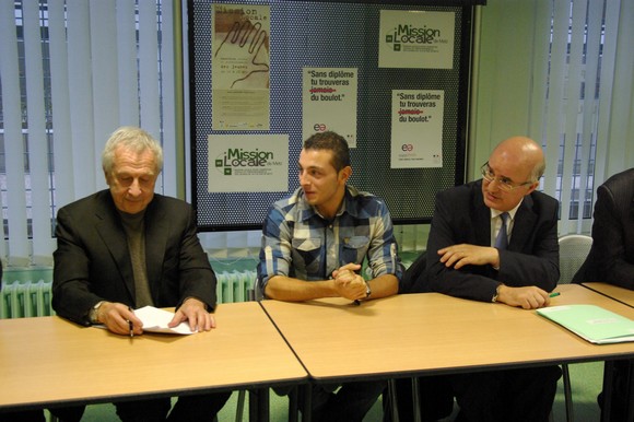 Jean-Pierre Masseret, Président de Région, Thomas Chevilley, le salarié et Nacer Meddah, Préfet de lorraine lors de la signature du premier contrat. Photo : Tout-Metz