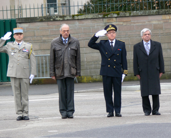 De gauche à droite : Colonel Du Gardin, le maire Michel Heinrich, le préfet Gilbert Payet et le sénateur Jackie Pierre