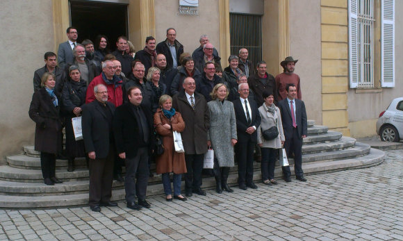 Autour du Vice-Président du Conseil Général Bernard Hertzog , les propriétaires "clévacances" à l'occasion de l'anniversaire du label en Moselle
