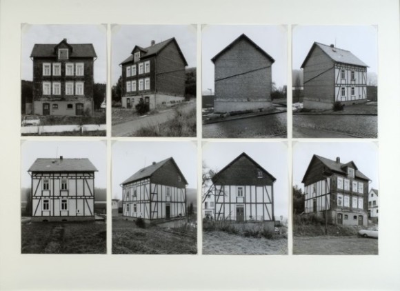 Bernd & Hilla Becher, Eight views of a house, Hauptstrasse 3, Birken/Siegen [Huit vues d'une maison, Hauptstrasse 3, Birken/Siegen], 1971 Ensemble de 8 épreuves gélatino-argentiques, 64,1 x 87,9 cm
