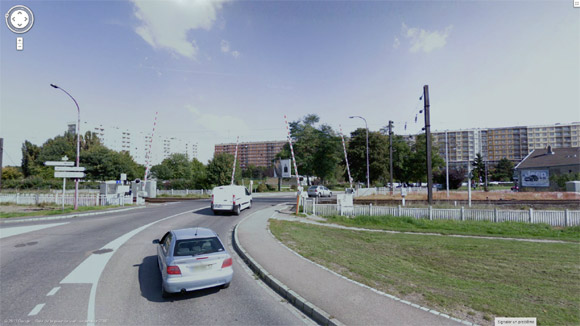 Le passage à niveau avant les travaux - Image : Google Street View