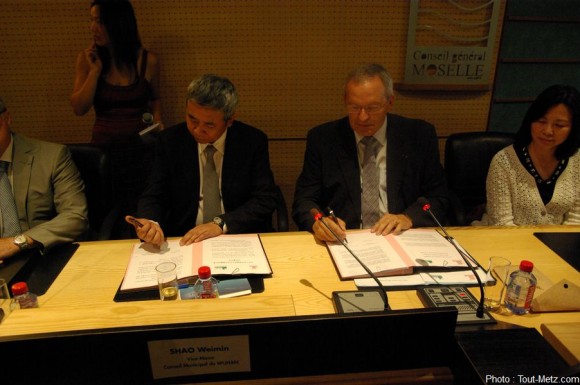 Shao Weiming, vice-maire de Wuhan et Patrick Weiten, président  du Conseil Général de la Moselle signent l'accord