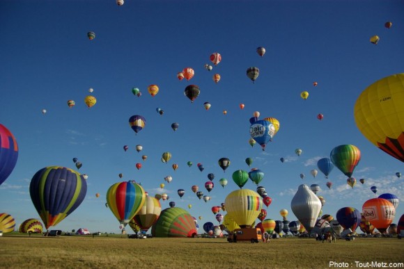 Record d'envol de masse de montgolfières (Chambley - 2013)
