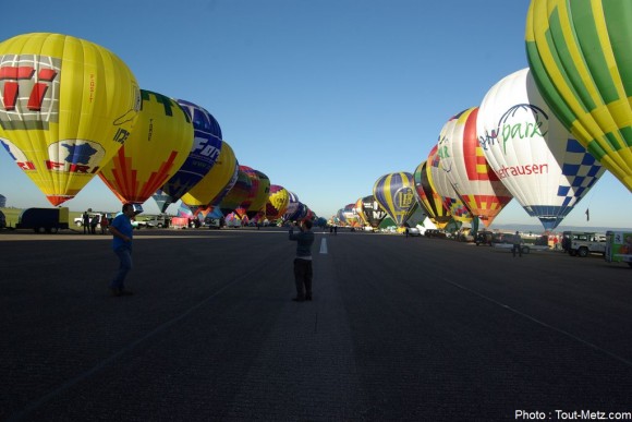 Record du monde du nombre de montgolfières alignées et gonflées (Chambley - 2013)