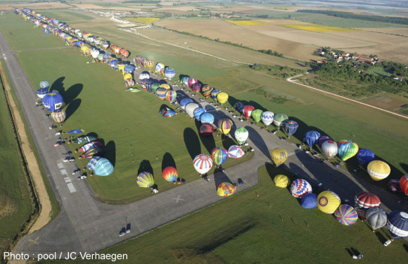 La grande ligne de montgolfières sur la base aérienne de Chambley - Photo pool / JC Verhaegen