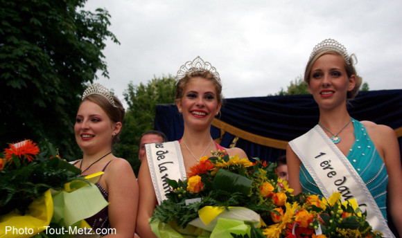 de g. à d. : Appoline, 2ème dauphine, Sarah Reine de la mirabelle 2013, et Fanny, 1ère dauphine