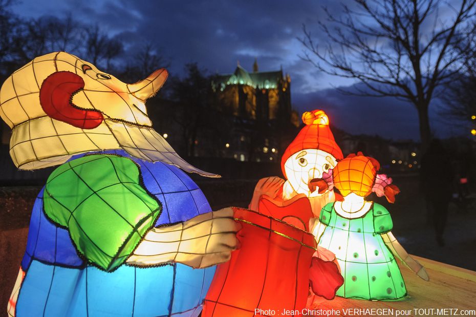 400 lanternes originales, inspirées par les personnages des contes de Noël, s'offrent au regard tout au long d’un parcours magique.