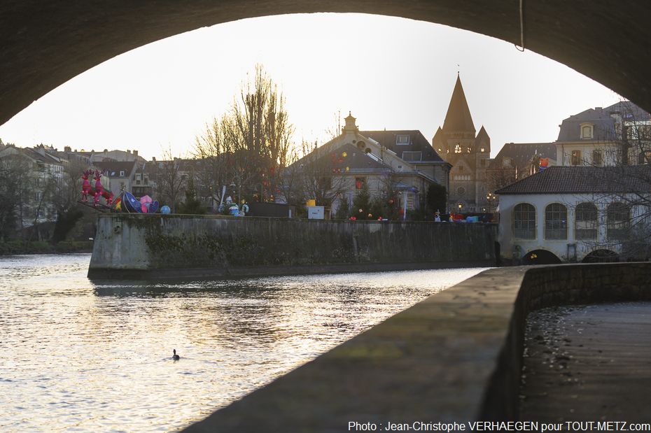 L'entrée se fait par la rue du Pont Moreau, à droite de la Salle Fabert, le long de la Moselle. Le parcours sera en accès libre du lundi au jeudi et le dimanche de 17h à 19h30, les vendredis et samedis de 17h à 20h30. Nocturne de 17h à 22h30 le 8 décembre pour la traditionnelle Marche illuminée dans Metz.
