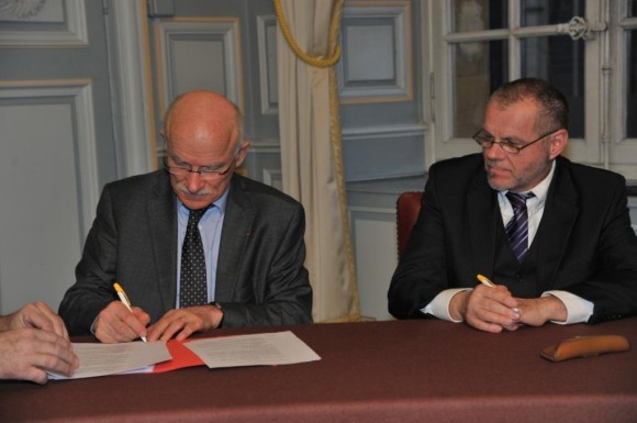 Dominique GROS signe le bail de la future grande mosquée de Metz avec Raymond Beller, président de l'UACM. Photo : mairie de Metz