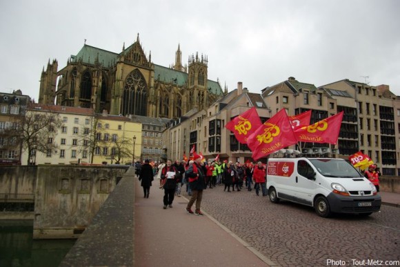 Après un passage près de la cathédrale, les manifestants terminent leur parcours en passant devant la préfecture.