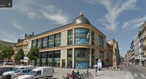 Le bâtiment qui hébergeait Virgin Megastore à l'entrée de la rue Serpenoise. Source : Google street view.