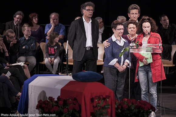 La famille de Michel Dinet récite un poème de Jacques Prévert en guise d’hommage devant l'assemblée