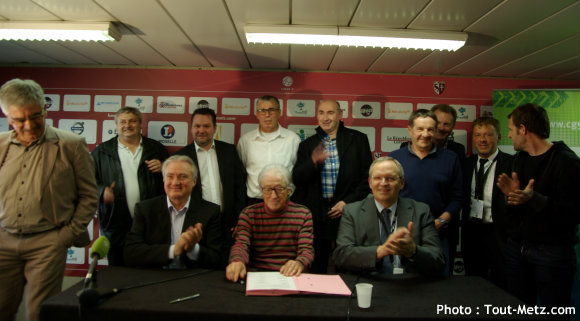 Bernard SERIN et Patrick WEITEN, entourés des représentants des clubs liés à la convention FC Metz Moselle