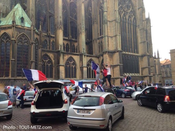 Les supporters messins envahissent la Place d'Armes après la victoire de l'équipe de France.