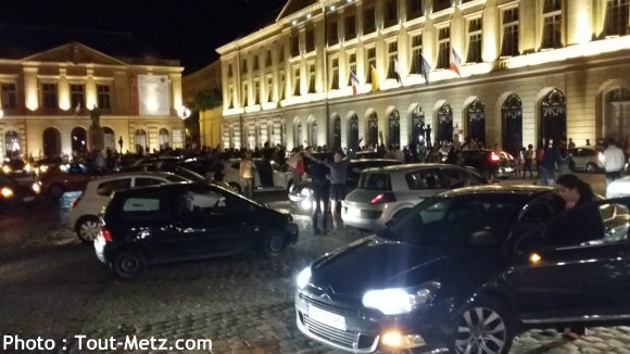 Des centaines de voitures défilent ou s'arrêtent Place d'Armes à Metz