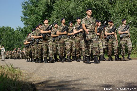Les militaires en marche pour la répétition générale du défilé du 14 juillet.