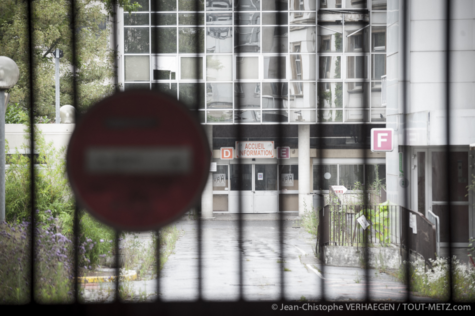 Désormais interdit au public, l'accès à l'hôpital Bon Secours est barré par des grilles. Seul le poste de sécurité offre un accès. L'hôpital a fermé ses portes en 2012.