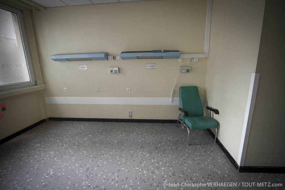 Une chambre, celle-ci est double, comme l'hôpital Bon Secours en compte par dizaines. Seul le matériel le plus vétuste, ou impossible à) réutiliser, a été laissé sur place.