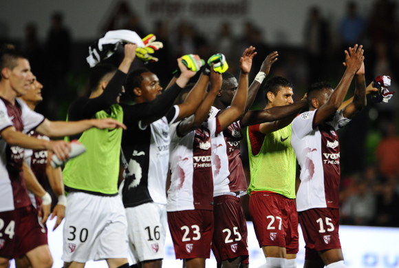 Les joueurs du FC Metz saluent le public en fin de match.