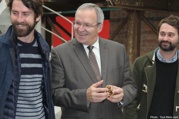 Patrick WEITEN et "Mix", la boule de Noël du CIAV de Meisenthal en 2014, entourée des 2 designers Jean-Christophe Orthlieb (à gauche) et Juan Pablo Naranjo (à droite).