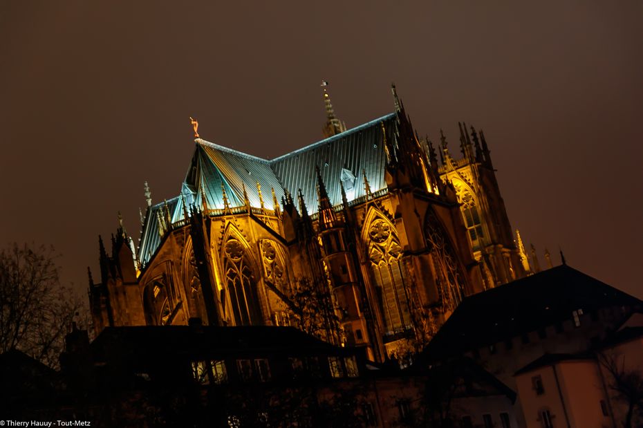 La cathédrale St Etienne de Metz. L'aspect sous lequel on peut la découvrir date du 13ème siècle. Appelée aussi "la lanterne de Dieu", il est plus rare de la voir sous cet angle. Pour plus d'informations sur la cathédrale de Metz, cliquez ici