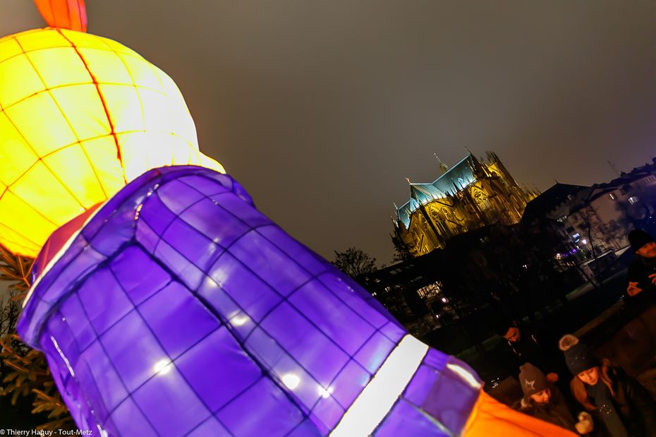Un immense nounours fait face à l'allée. Il profite placidement de l'une des plus belles vues de la ville de Metz, et invite les visiteurs à se retourner pour en profiter eux aussi.