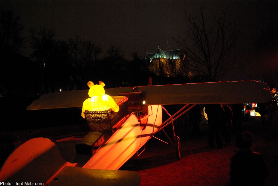 Prêt pour le décollage à bord d'une réplique de l'avion de St Exupéry, cette lanterne-nounours se verrait probablement bien survoler la cathédrale de Metz en rase-motte. Nous aussi d'ailleurs !