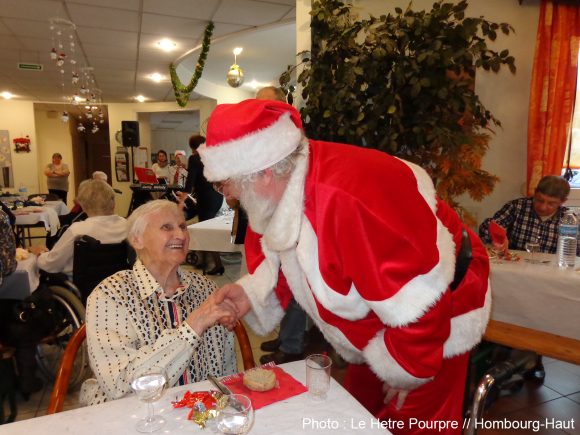 Chaque année, le Père Noël apporte un peu de bonne humeur aux résidents du Hêtre Pourpre.