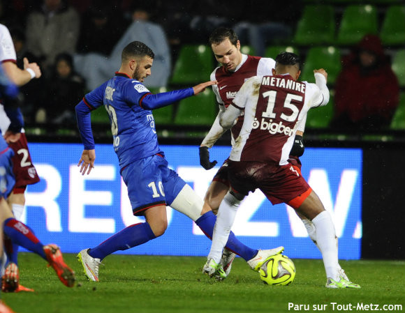 Kévin Lejeune et Romain Métanire (FC Metz) à la lutte avec Valentin Eysseric (Nice) Match du 31/01/2015