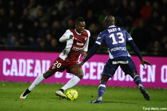 M. Maiga (FC Metz) face à D. Nounkeu (Evian TGFC). 28 février 2015