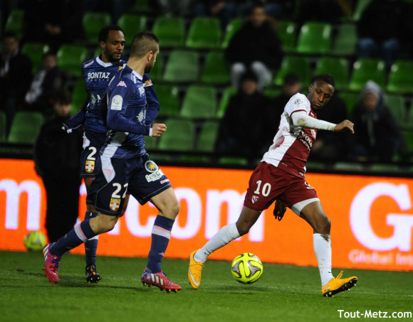 B. Sarr (FC Metz) suivi de près par K. Abdallah et C. Cambon (Evian TGFC). 28 février 2015