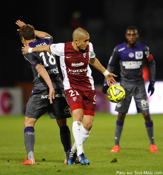 Ahmed KASHI (FC Metz) ici à la lutte avec Oscar TREJO (Toulouse)