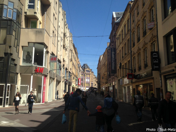 La rue Serpenoise, en plein centre-ville de Metz, fait partie du fameux "triangle d'or".
