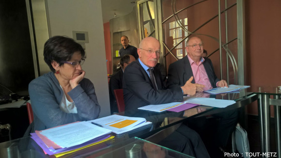 Le Maire de Metz Dominique Gros entouré de 2 adjoints : Danielle Bori (à gauche) et Guy Cambianica (à droite).