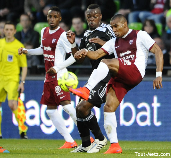 Florent MALOUDA (FC Metz), en vrai pro, a mouillé le maillot au cours de ce match face à Lorient. 9 mai 2015