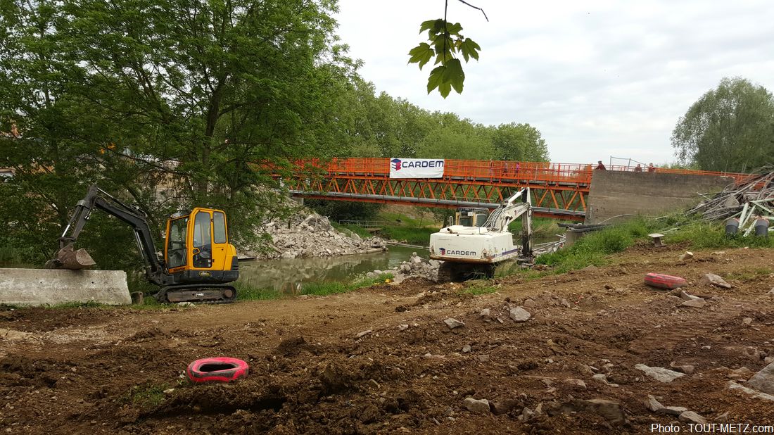 Les engins de démolition vont bientôt finir le boulot. Puis débutera la phase bien plus longue de la reconstruction.  Photo : Tout-Metz, 14 mai 2015