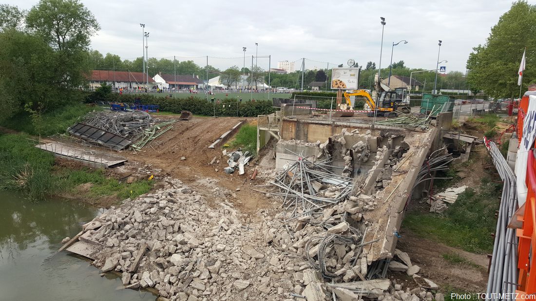 Au-delà du pont, la rue Lothaire qui longe la piscine et le stade est également inaccessible, car occupée par la zone de vie du chantier.  Photo : Tout-Metz, 14 mai 2015