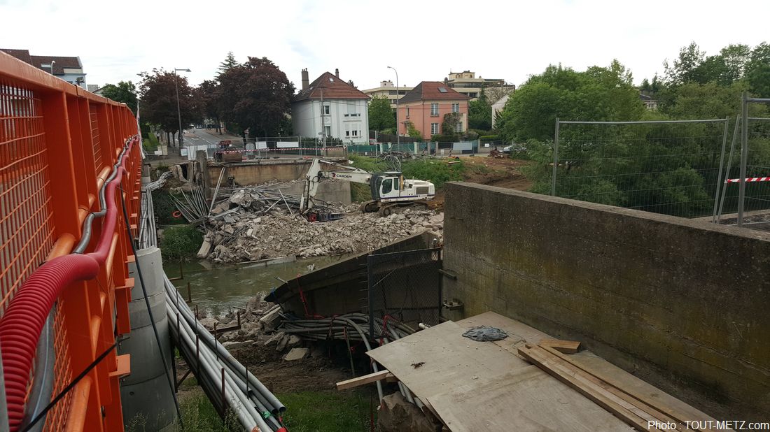 La passerelle offre une vue imprenable sur les travaux de démolition du pont.  Photo : Tout-Metz, 14 mai 2015