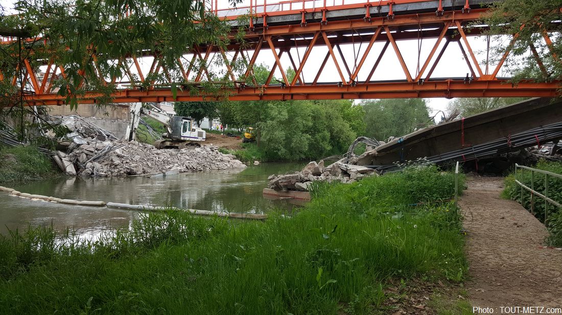 Les engins de chantiers n'ont pas encore terminé le démantelement du pont. Photo : Tout-Metz, 14 mai 2015