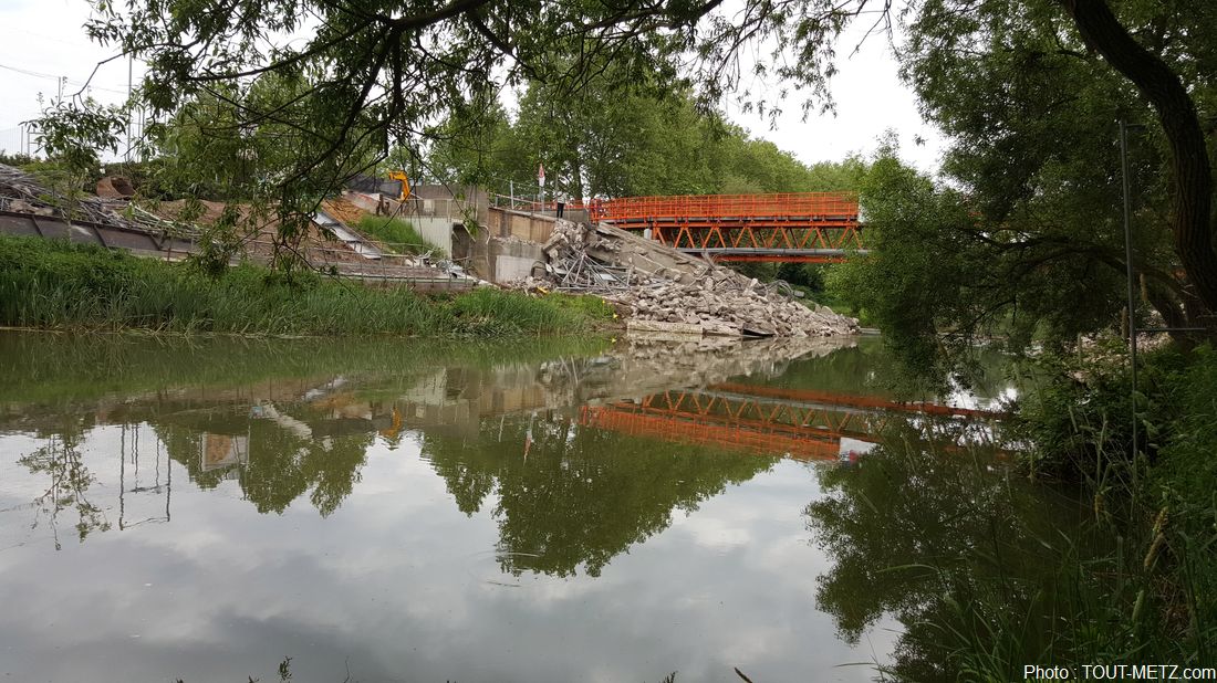 Les restes du pont Lothaire à Metz, vus du long de la Seille, en amont du pont. Photo : Tout Metz, 14 mai 2015