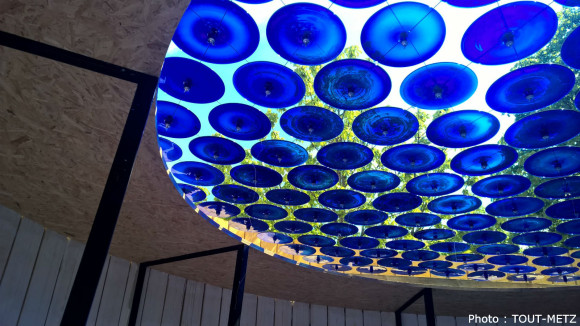 A l'intérieur de la Tonnelle Météorique, où 170 disques de verre soufflé créés au Centre International  d’Art Verrier de Meisenthal flotteront sur 13m2 au-dessus des visiteurs.