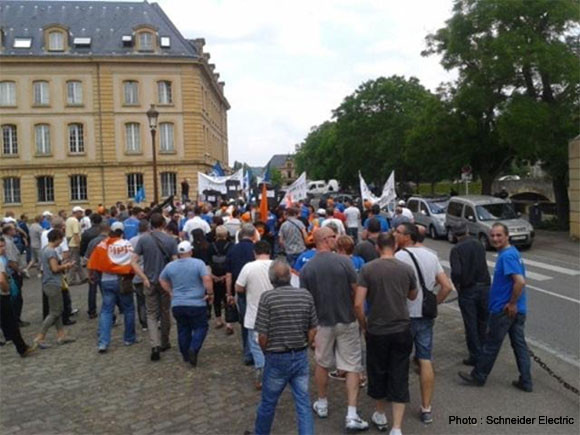 Plus de 200 salariés de Schneider Electric dans les rues de Metz pour manifester