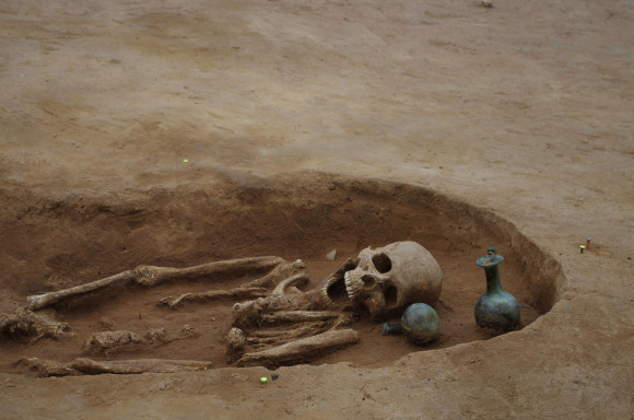 Découverte à Woippy : squelette humain et de vases en verre - Copyright : Metz Métropole_Pôle archéologie préventive