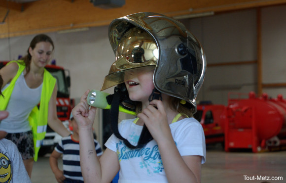 Les enfants du centre aéré Marc Sangnier de Montigny-lès-Metz portent fièrement le casque de pompiers