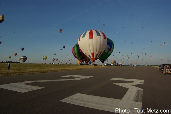 Envol du matin à Chambley : les conditions météo idéales ont permis de faire un vol de plus de 2h pour certaines montgolfières.