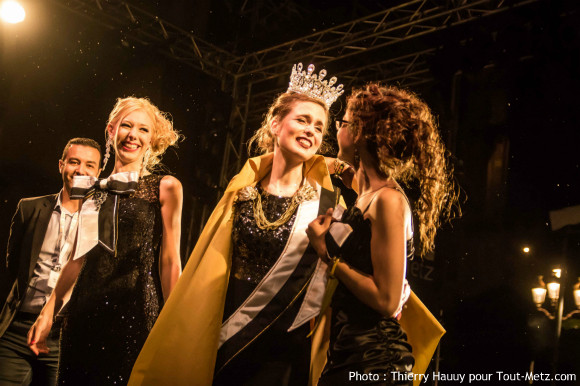 La reine de la mirabelle 2015 entourée de ses 2 dauphines.